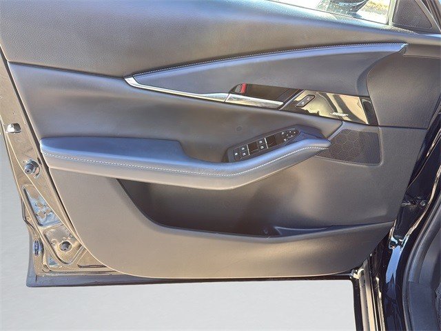 Mazda CX-30 Vehicle Full-screen Gallery Image 11