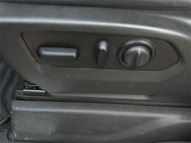 Chevrolet Silverado 1500 Vehicle Full-screen Gallery Image 24