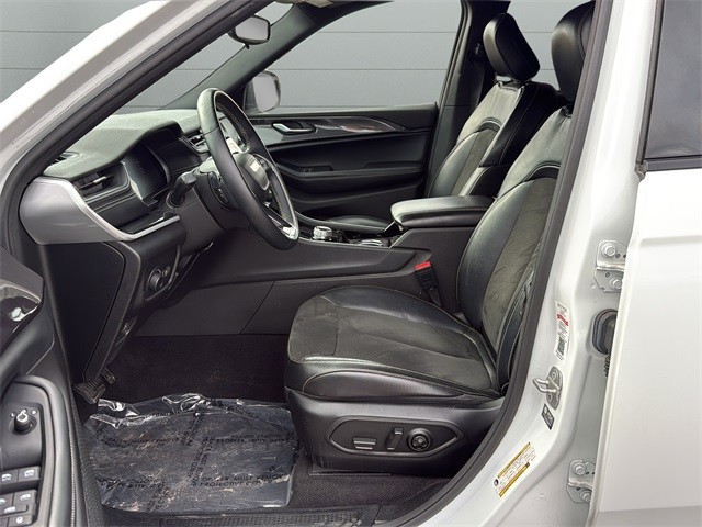 Jeep Grand Cherokee L Vehicle Full-screen Gallery Image 10