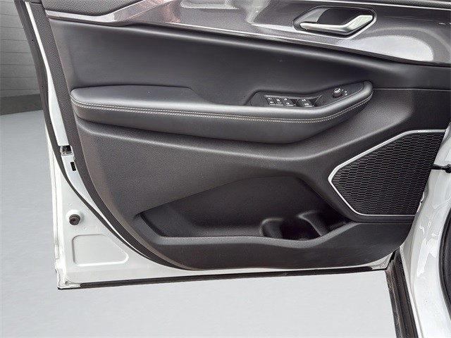 Jeep Grand Cherokee L Vehicle Full-screen Gallery Image 11