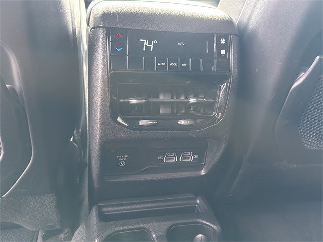 Jeep Grand Cherokee L Vehicle Full-screen Gallery Image 17