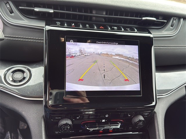 Jeep Grand Cherokee L Vehicle Full-screen Gallery Image 23