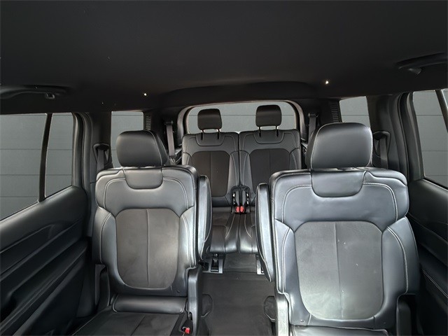 Jeep Grand Cherokee L Vehicle Full-screen Gallery Image 28