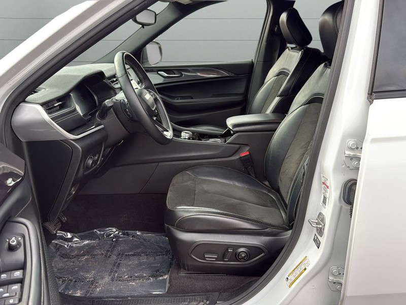 Jeep Grand Cherokee L Vehicle Full-screen Gallery Image 10