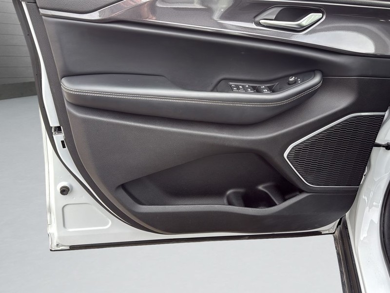 Jeep Grand Cherokee L Vehicle Full-screen Gallery Image 11