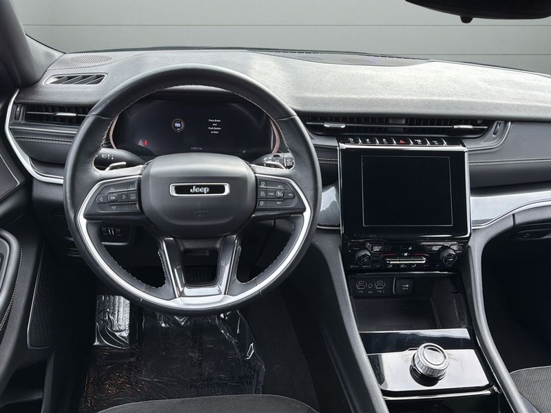 Jeep Grand Cherokee L Vehicle Full-screen Gallery Image 12