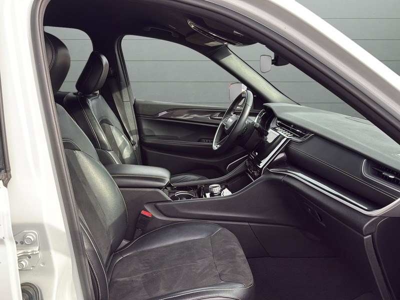 Jeep Grand Cherokee L Vehicle Full-screen Gallery Image 15