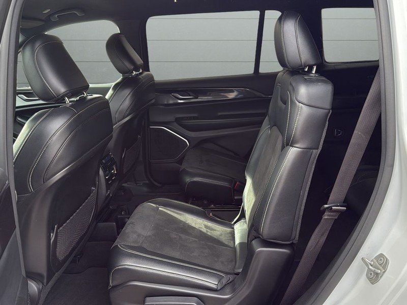 Jeep Grand Cherokee L Vehicle Full-screen Gallery Image 16