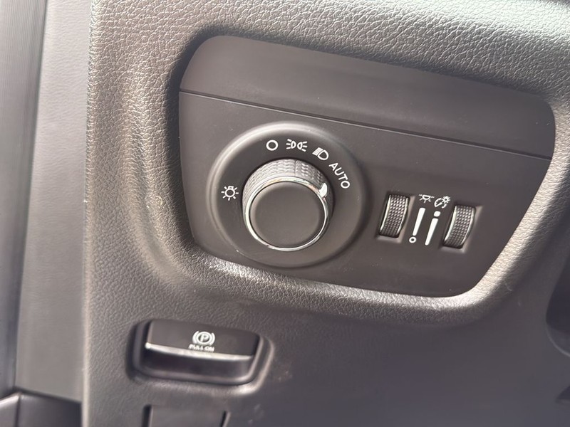 Jeep Grand Cherokee L Vehicle Full-screen Gallery Image 18