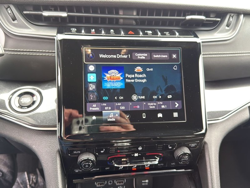 Jeep Grand Cherokee L Vehicle Full-screen Gallery Image 22