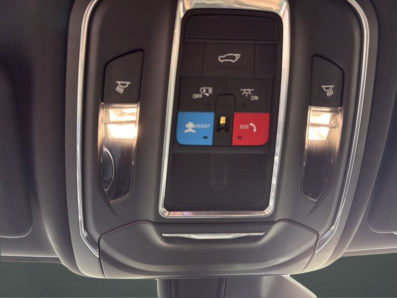 Jeep Grand Cherokee L Vehicle Full-screen Gallery Image 24