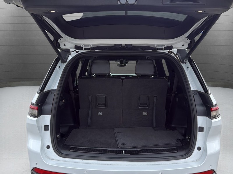 Jeep Grand Cherokee L Vehicle Full-screen Gallery Image 25