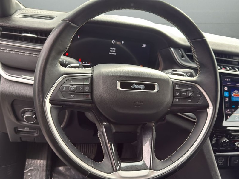 Jeep Grand Cherokee L Vehicle Full-screen Gallery Image 27