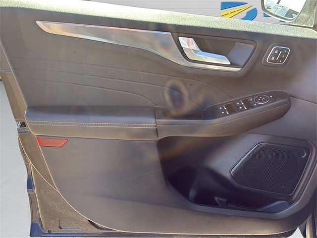 Ford Escape Vehicle Full-screen Gallery Image 11