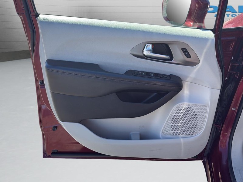 Chrysler Pacifica Vehicle Full-screen Gallery Image 11