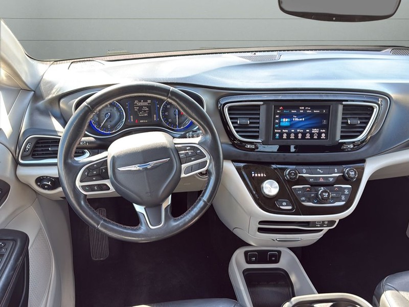 Chrysler Pacifica Vehicle Full-screen Gallery Image 12