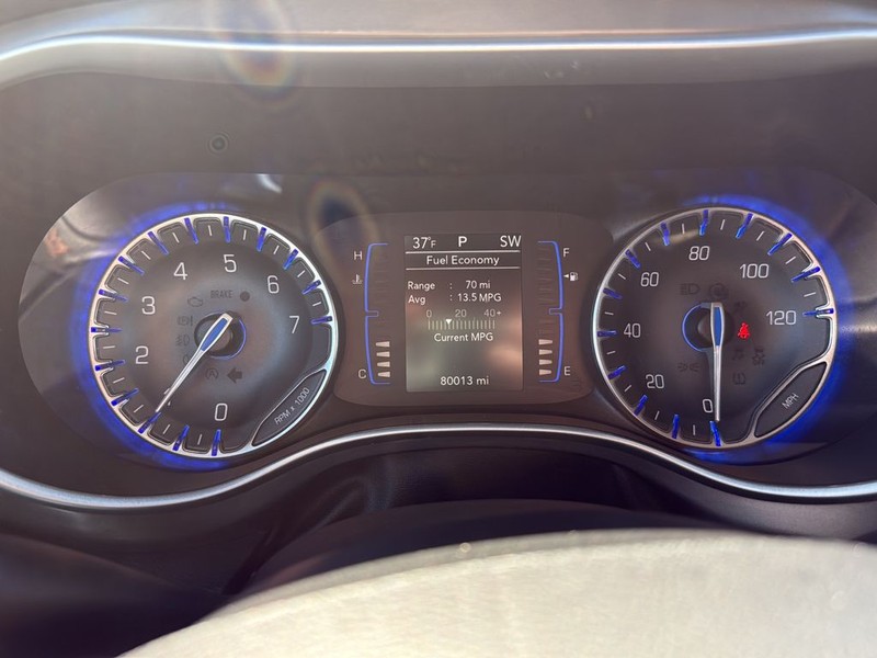 Chrysler Pacifica Vehicle Full-screen Gallery Image 13