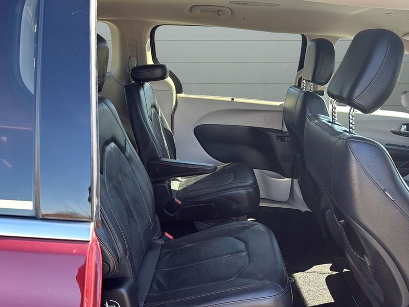 Chrysler Pacifica Vehicle Full-screen Gallery Image 14