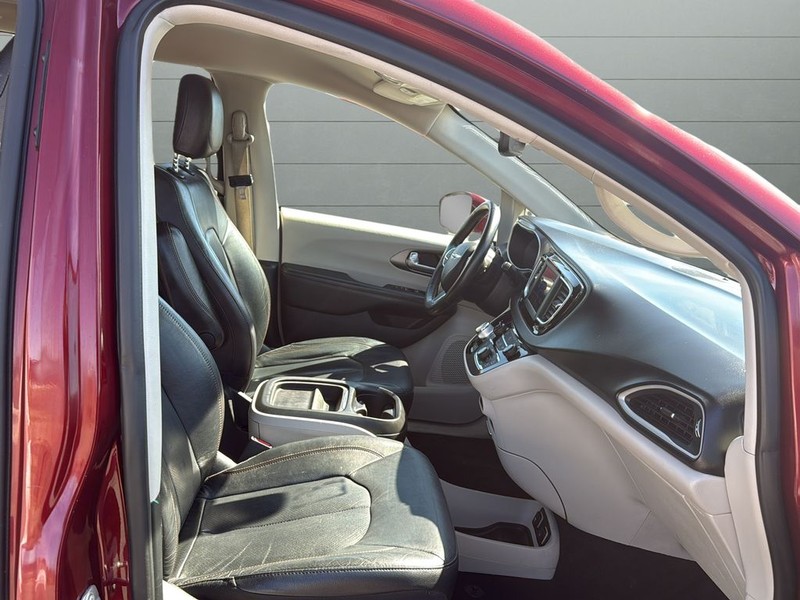 Chrysler Pacifica Vehicle Full-screen Gallery Image 15