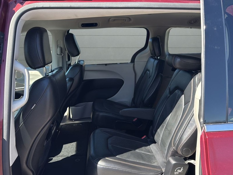 Chrysler Pacifica Vehicle Full-screen Gallery Image 16