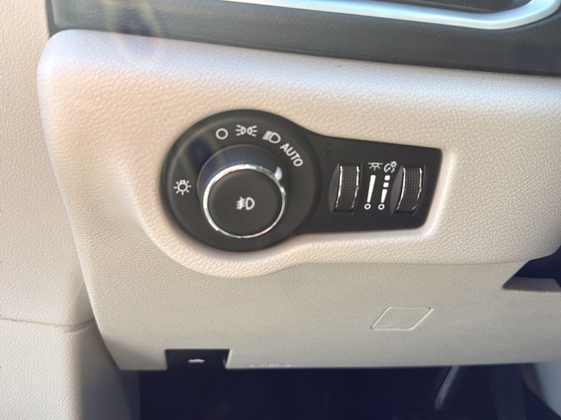 Chrysler Pacifica Vehicle Full-screen Gallery Image 17