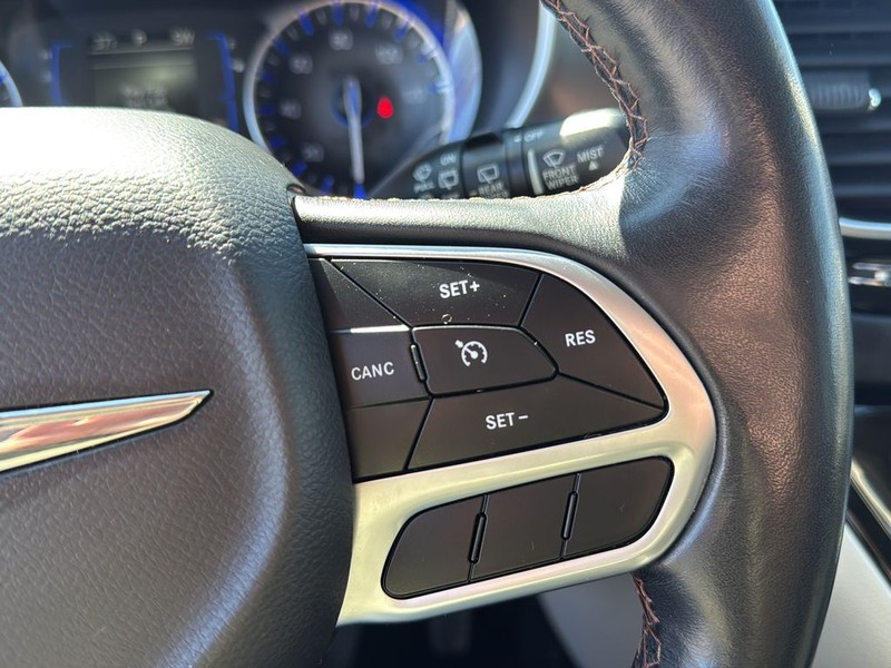 Chrysler Pacifica Vehicle Full-screen Gallery Image 18