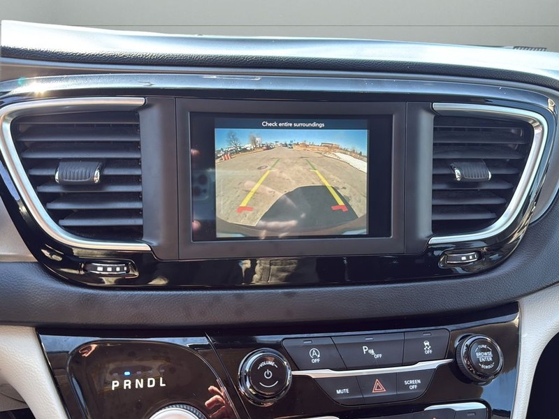 Chrysler Pacifica Vehicle Full-screen Gallery Image 21