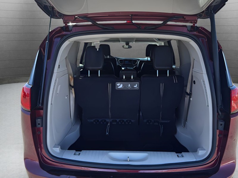 Chrysler Pacifica Vehicle Full-screen Gallery Image 22