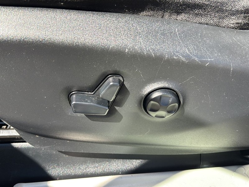 Chrysler Pacifica Vehicle Full-screen Gallery Image 23