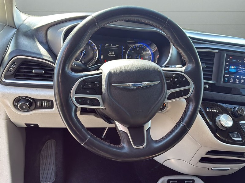 Chrysler Pacifica Vehicle Full-screen Gallery Image 24