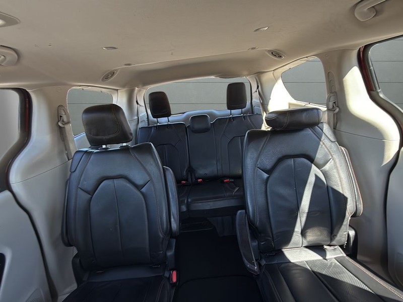 Chrysler Pacifica Vehicle Full-screen Gallery Image 25