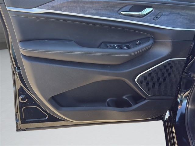 Jeep Grand Cherokee Vehicle Full-screen Gallery Image 11