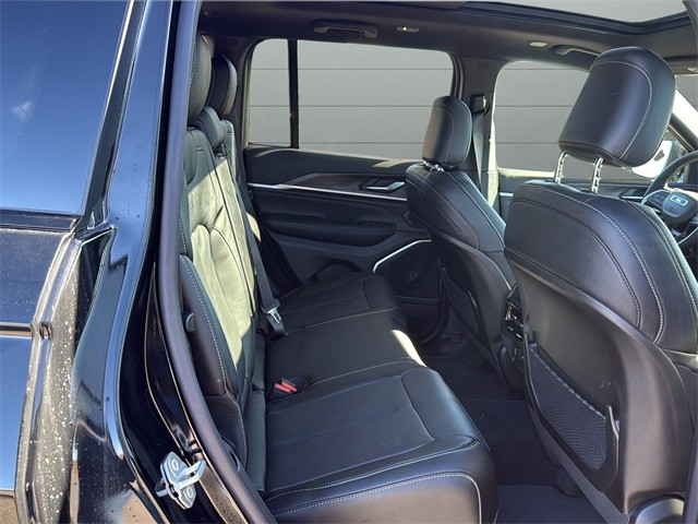 Jeep Grand Cherokee Vehicle Full-screen Gallery Image 14