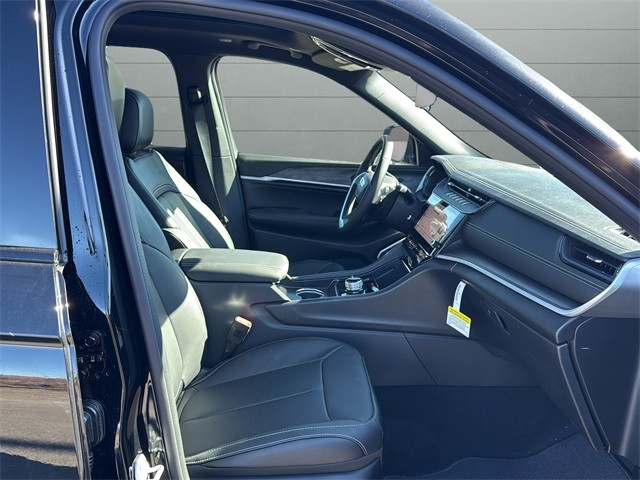 Jeep Grand Cherokee Vehicle Full-screen Gallery Image 15