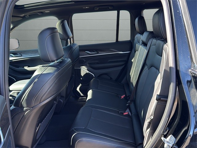 Jeep Grand Cherokee Vehicle Full-screen Gallery Image 17