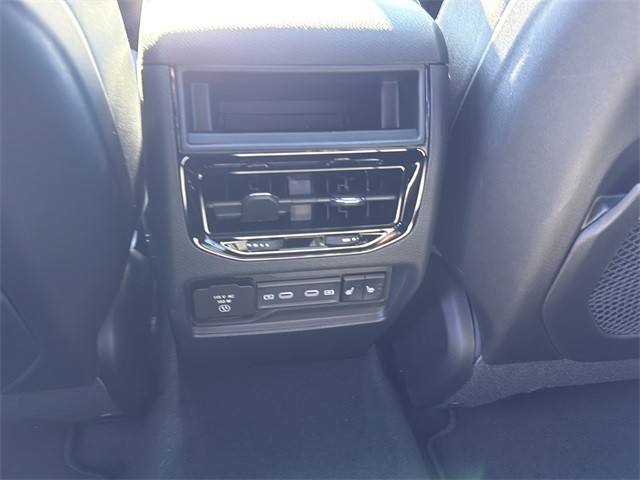 Jeep Grand Cherokee Vehicle Full-screen Gallery Image 18