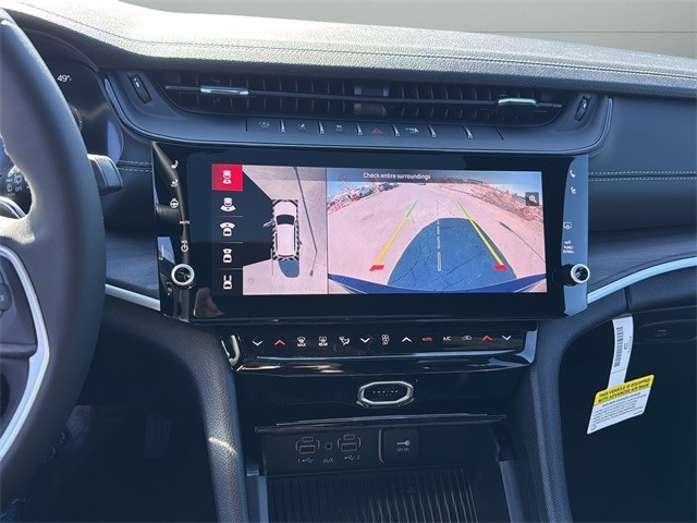 Jeep Grand Cherokee Vehicle Full-screen Gallery Image 24