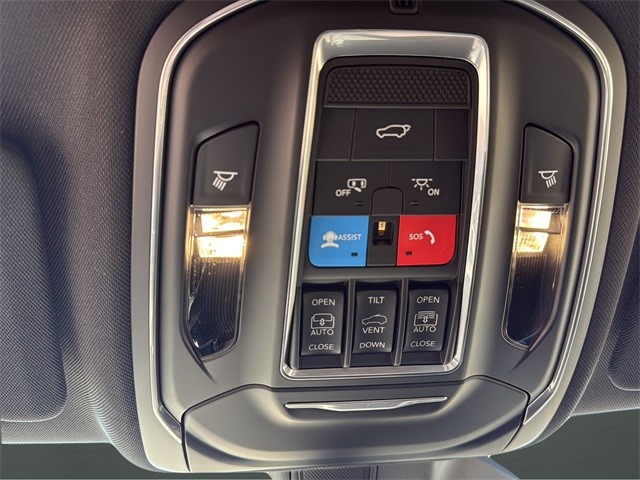 Jeep Grand Cherokee Vehicle Full-screen Gallery Image 25