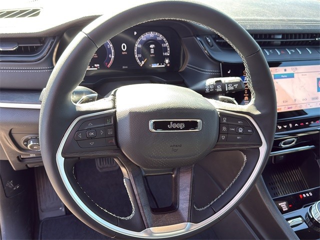 Jeep Grand Cherokee Vehicle Full-screen Gallery Image 28