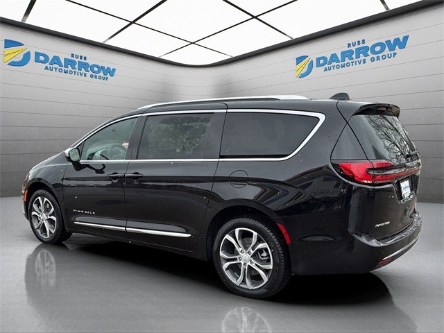Chrysler Pacifica Vehicle Full-screen Gallery Image 3