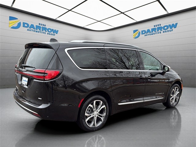 Chrysler Pacifica Vehicle Full-screen Gallery Image 4