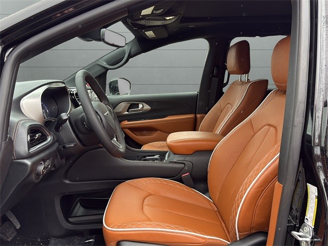 Chrysler Pacifica Vehicle Full-screen Gallery Image 9