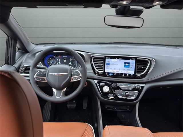Chrysler Pacifica Vehicle Full-screen Gallery Image 11