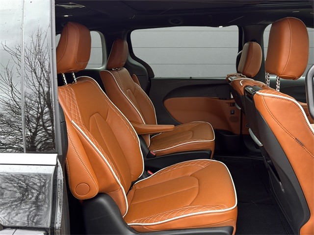 Chrysler Pacifica Vehicle Full-screen Gallery Image 13