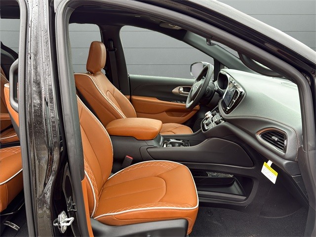 Chrysler Pacifica Vehicle Full-screen Gallery Image 14