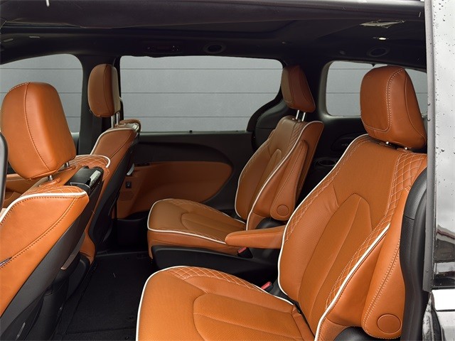 Chrysler Pacifica Vehicle Full-screen Gallery Image 16