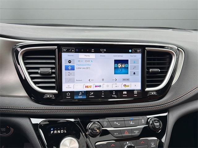 Chrysler Pacifica Vehicle Full-screen Gallery Image 20