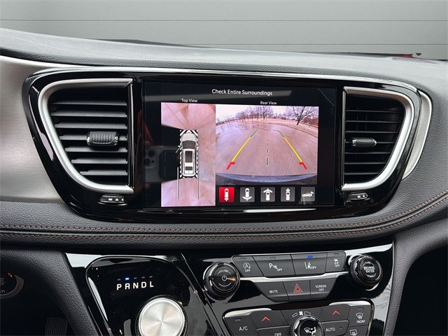 Chrysler Pacifica Vehicle Full-screen Gallery Image 21