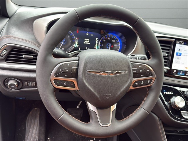 Chrysler Pacifica Vehicle Full-screen Gallery Image 26