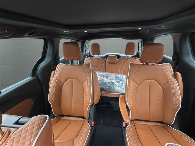 Chrysler Pacifica Vehicle Full-screen Gallery Image 27